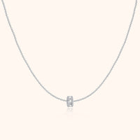 Silberne Halskette mit kleinem, funkelndem Anhänger, elegantes Schmuckdesign für Damen.