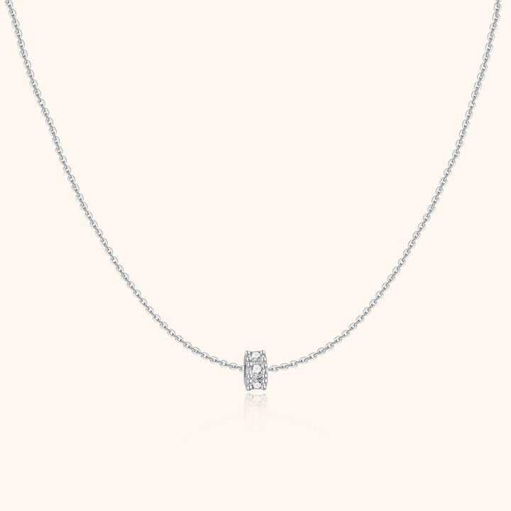 Silberne Halskette mit kleinem, funkelndem Anhänger, elegantes Schmuckdesign für Damen.