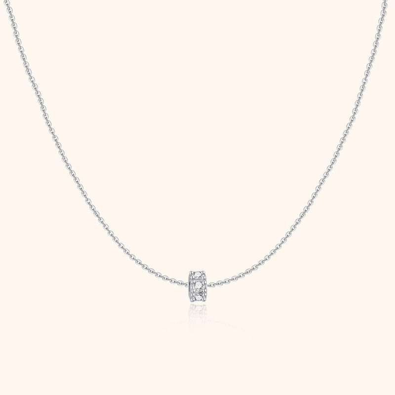 Silberne Halskette mit kleinem, funkelndem Anhänger, elegantes Schmuckdesign für Damen.