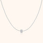 Silberne Halskette mit kleinem, funkelndem Anhänger, elegantes Schmuckdesign für Damen.