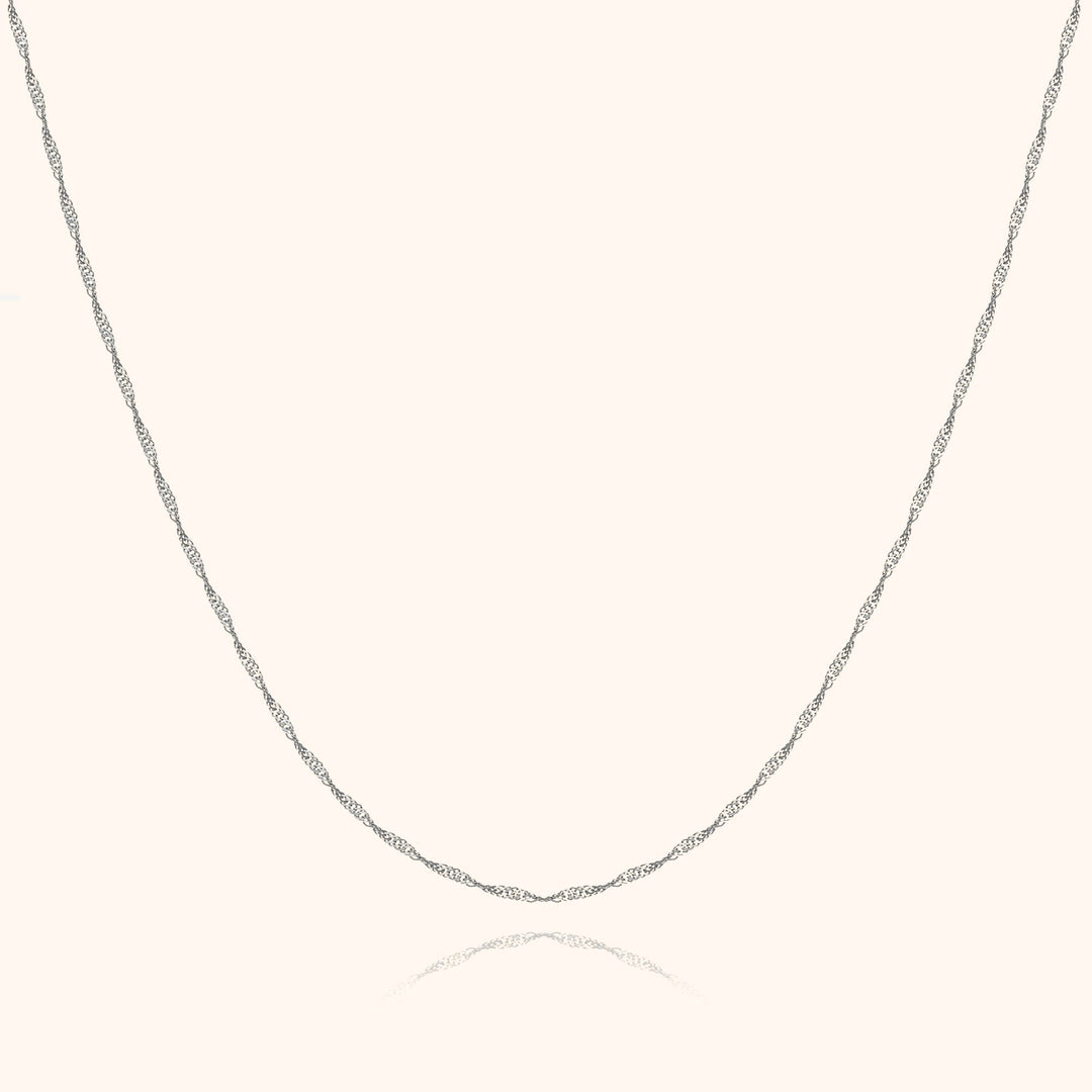 Silberne Halskette, gedrehtes Design, eleganter Schmuck, Damenaccessoire, modisch, hochwertig.