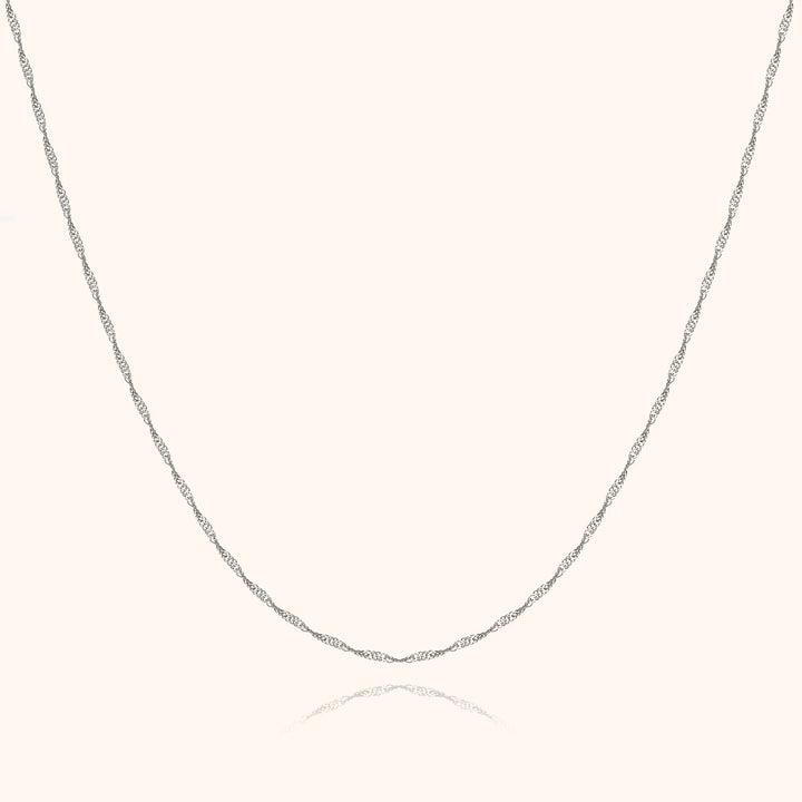 Silberne Halskette, gedrehtes Design, eleganter Schmuck, Damenaccessoire, modisch, hochwertig.