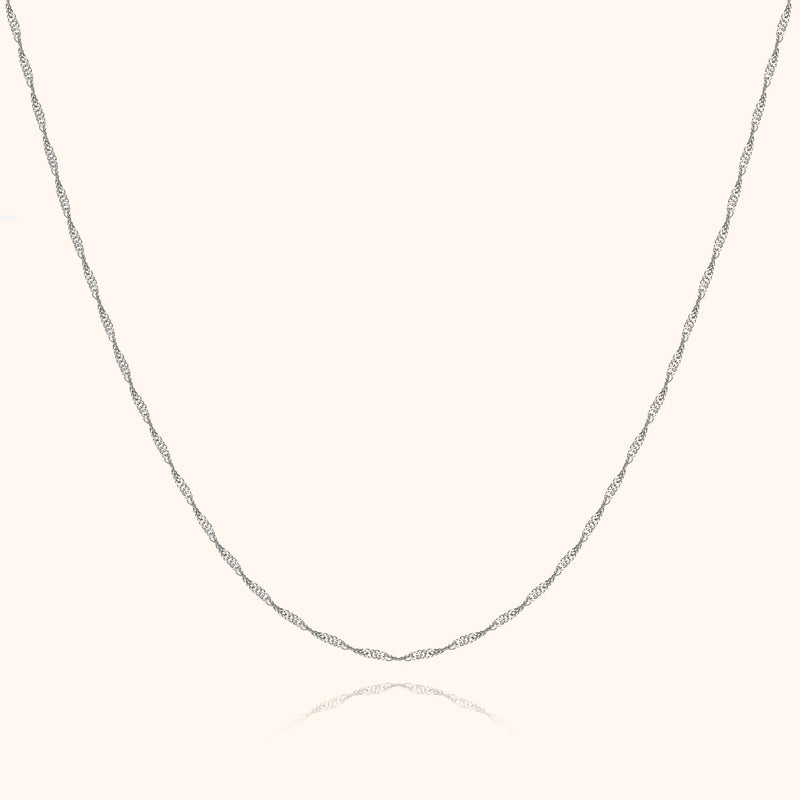 Silberne Halskette, gedrehtes Design, eleganter Schmuck, Damenaccessoire, modisch, hochwertig.