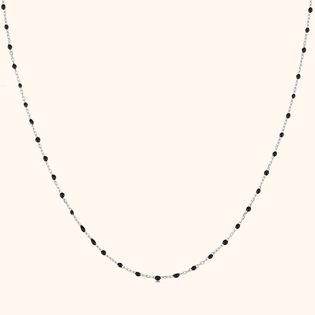 Silberkette mit schwarzen Perlen, elegantes Schmuckstück, Damenhalskette, modisches Accessoire