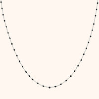 Silberkette mit schwarzen Perlen, elegantes Schmuckstück, Damenhalskette, modisches Accessoire