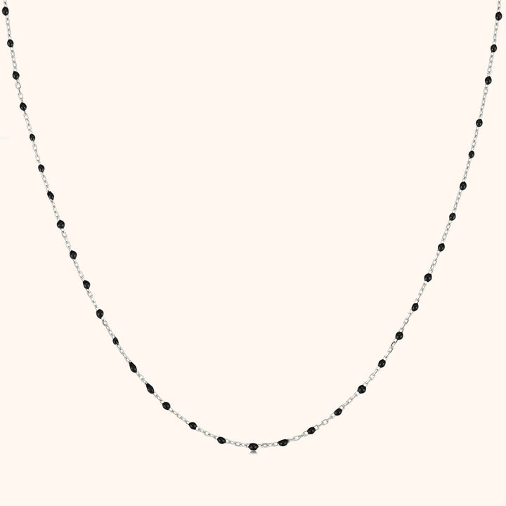 Silberkette mit schwarzen Perlen, elegantes Schmuckstück, Damenhalskette, modisches Accessoire