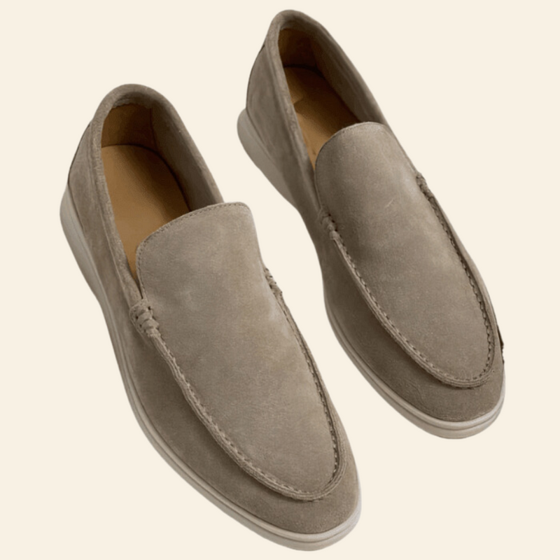 Beige Wildleder-Slipper für Herren, elegantes Design, rutschfeste Sohle, bequem und stilvoll.