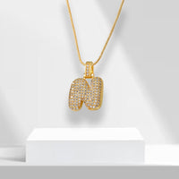 Goldene Buchstaben-Halskette "N" mit Strasssteinen, eleganter Schmuck, Geschenkidee.
