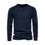 Dunkelblaues Herren-Henley-Shirt, Langarm, Baumwolle, Knopfleiste, Freizeitmode.
