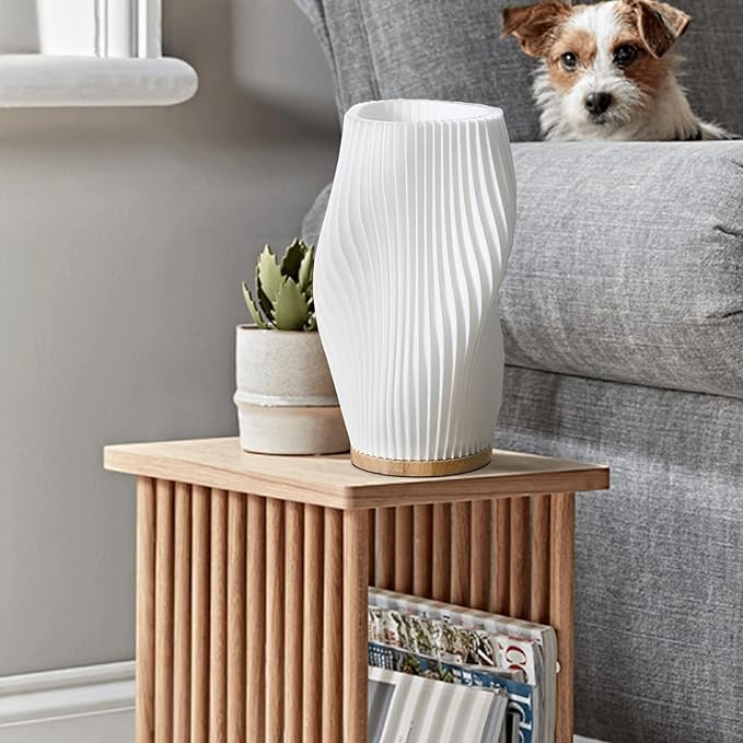 Weiße, geriffelte Vase auf Holztisch, moderne Inneneinrichtung, dekorative Wohnaccessoires.