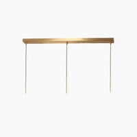 Goldene, rechteckige Deckenleuchte mit drei Pendeln, modernes Design, minimalistisch.