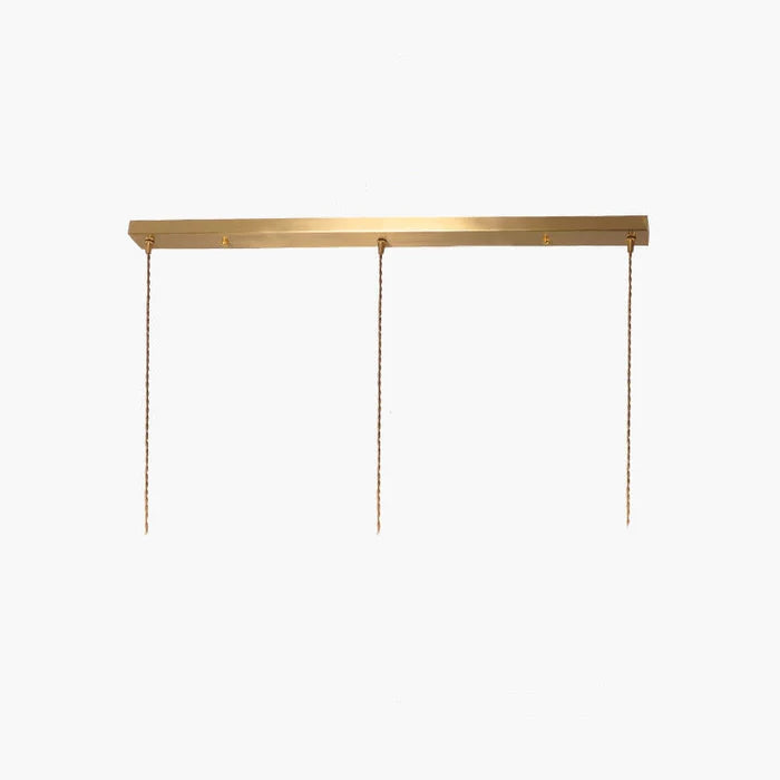 Goldene, rechteckige Deckenleuchte mit drei Pendeln, modernes Design, minimalistisch.