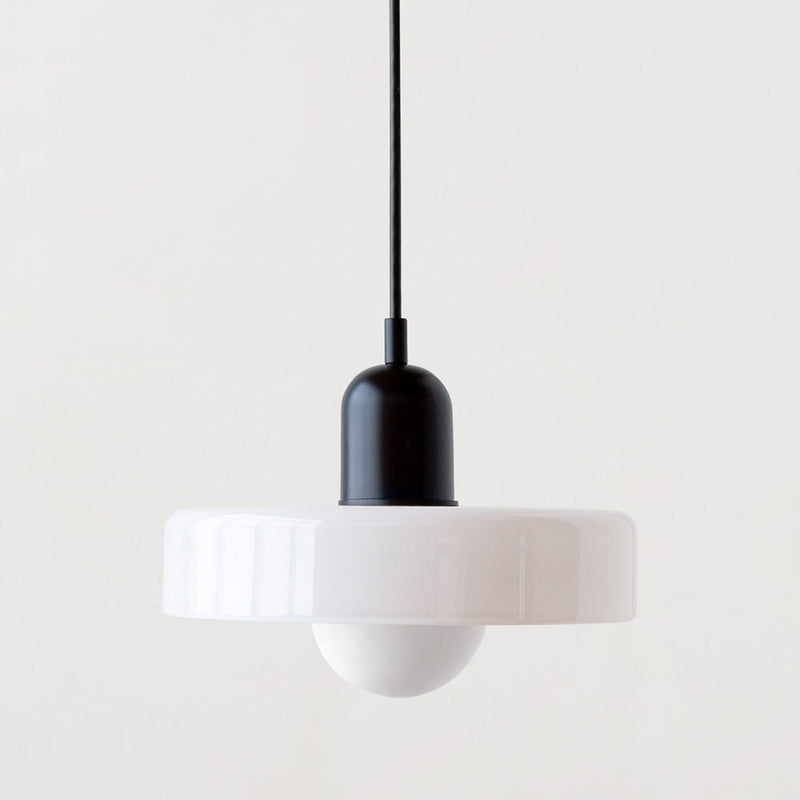Moderne schwarze und weiße Pendelleuchte, minimalistisches Design, Innenbeleuchtung.
