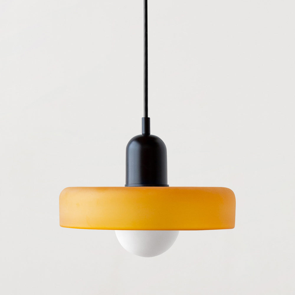 Moderne Pendelleuchte, schwarz-orange, Glas, minimalistisches Design, Innenbeleuchtung.