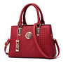 Rote Damenhandtasche aus Leder mit Schulterriemen und goldenen Details, elegant und modisch.