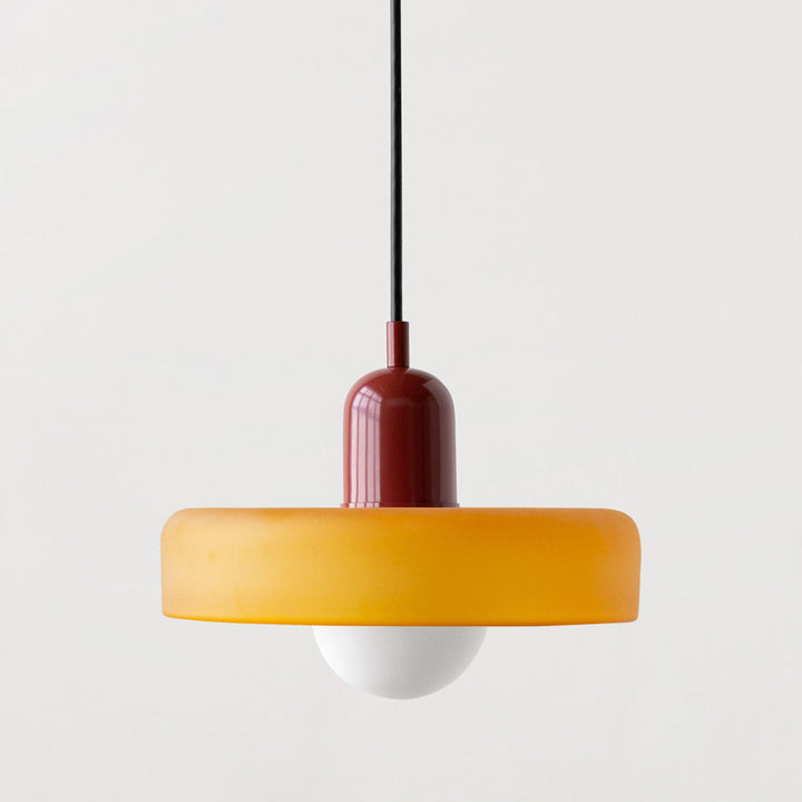 Moderne Pendelleuchte, orange und rot, Glas, minimalistisches Design, Innenbeleuchtung.
