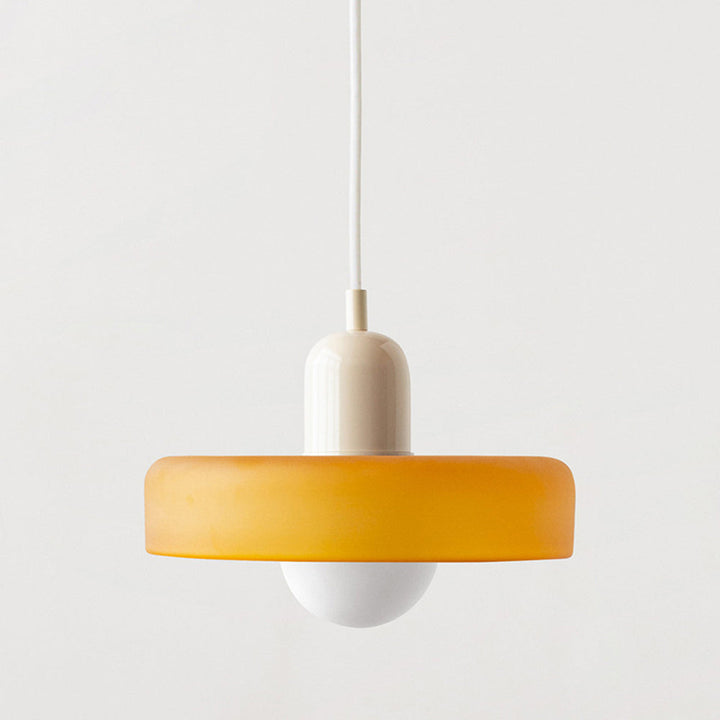 Moderne Pendelleuchte, orange, Glas, minimalistisches Design, Innenbeleuchtung, skandinavisch.