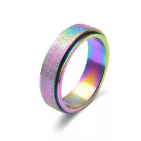 Regenbogenfarbener Edelstahlring mit glitzernder Oberfläche, modisches Schmuckstück.
