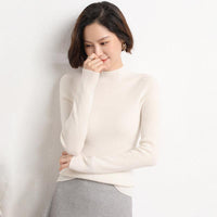 Frau in weißem Strickpullover, lässig, modern, Herbstmode, Damenbekleidung, elegant.