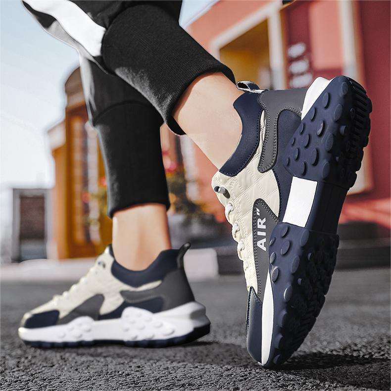 Schwarze und weiße Sportschuhe mit dicker Sohle, ideal für Laufen und Freizeit.