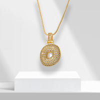 Goldener Anhänger mit Zirkonia, oval, an Kette, luxuriöser Schmuck, elegantes Design.