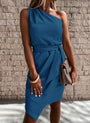 Frau in blauer One-Shoulder-Kleid mit Gürtel, elegante Mode, Sommerkleidung, Handtasche.