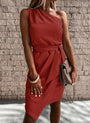 Rotes One-Shoulder-Kleid mit Gürtel, elegantes Design, Damenmode, Sommerkleidung.