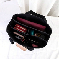 Schwarzer Filz-Taschenorganizer mit Fächern, ideal für Handtaschen, Kosmetik und Accessoires.
