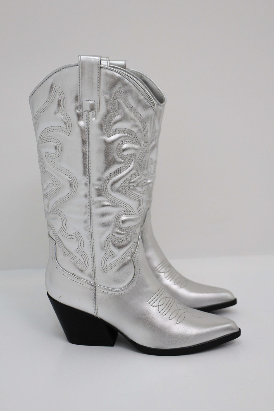Silberne Cowboystiefel mit Stickerei, spitzer Zehenpartie und Blockabsatz, Damenmode.