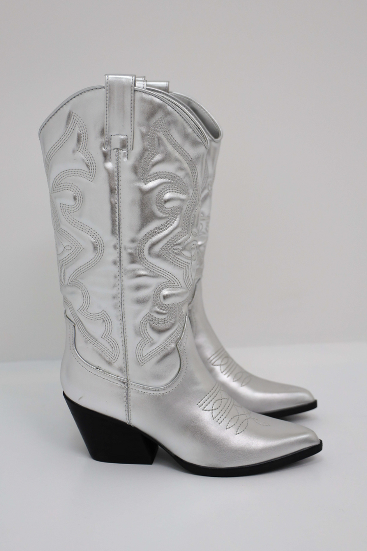 Silberne Cowboystiefel mit Stickerei, spitzer Zehenpartie und Blockabsatz, Damenmode.