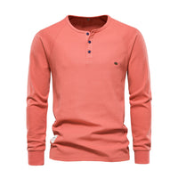 Orangefarbenes Herren-Langarmshirt, Baumwolle, Knopfleiste, Freizeitmode, Herbstbekleidung.