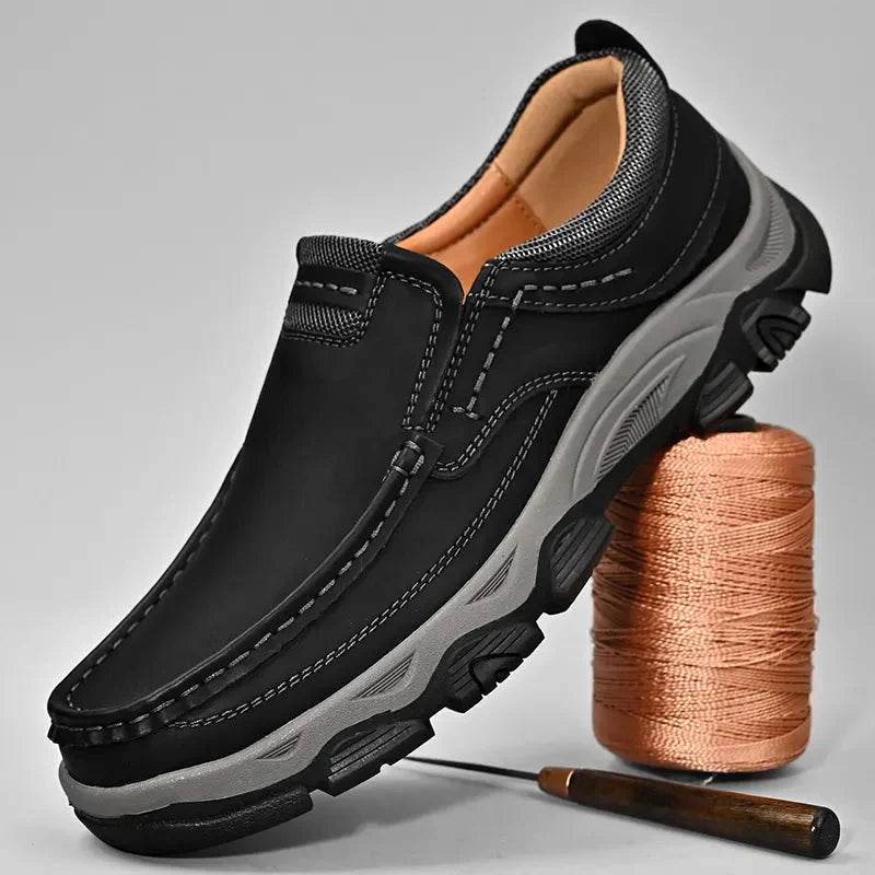 Schwarze orthopädische Schuhe, bequem, rutschfest, für täglichen Gebrauch, Herrenmode.