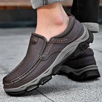 Graue orthopädische Schuhe, bequem, rutschfest, ideal für täglichen Gebrauch, Herrenmode.