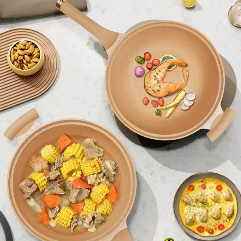 Zwei beige Bratpfannen mit Griff, gefüllt mit Gemüse und Fleisch, auf hellem Untergrund.