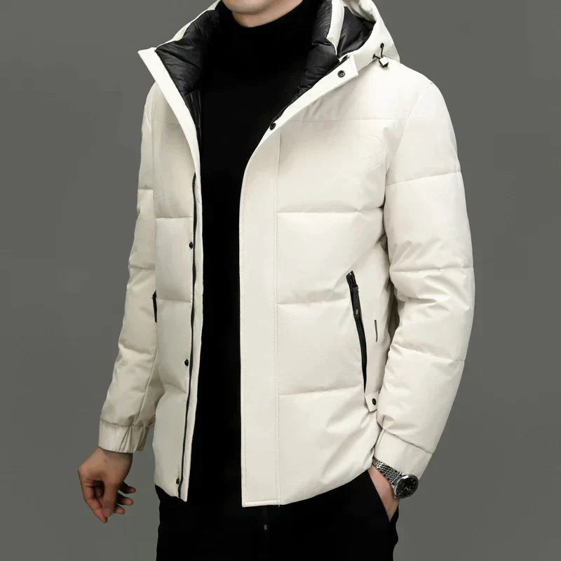 Weiße Herren-Daunenjacke mit Kapuze, Reißverschlusstaschen, Wintermode, warm und stilvoll.