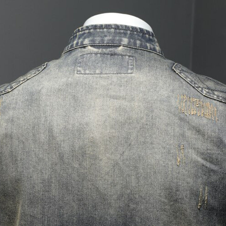 Rückansicht einer grauen Herren-Jeansjacke aus Denim mit abgenutztem Look.