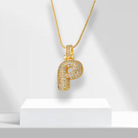 Goldene Buchstaben-Halskette "P" mit Strasssteinen, eleganter Schmuck, Geschenkidee.