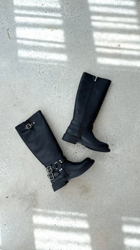 Schwarze Lederstiefel mit Schnallen, Damenmode, Herbst-Winter, stilvoll und robust.