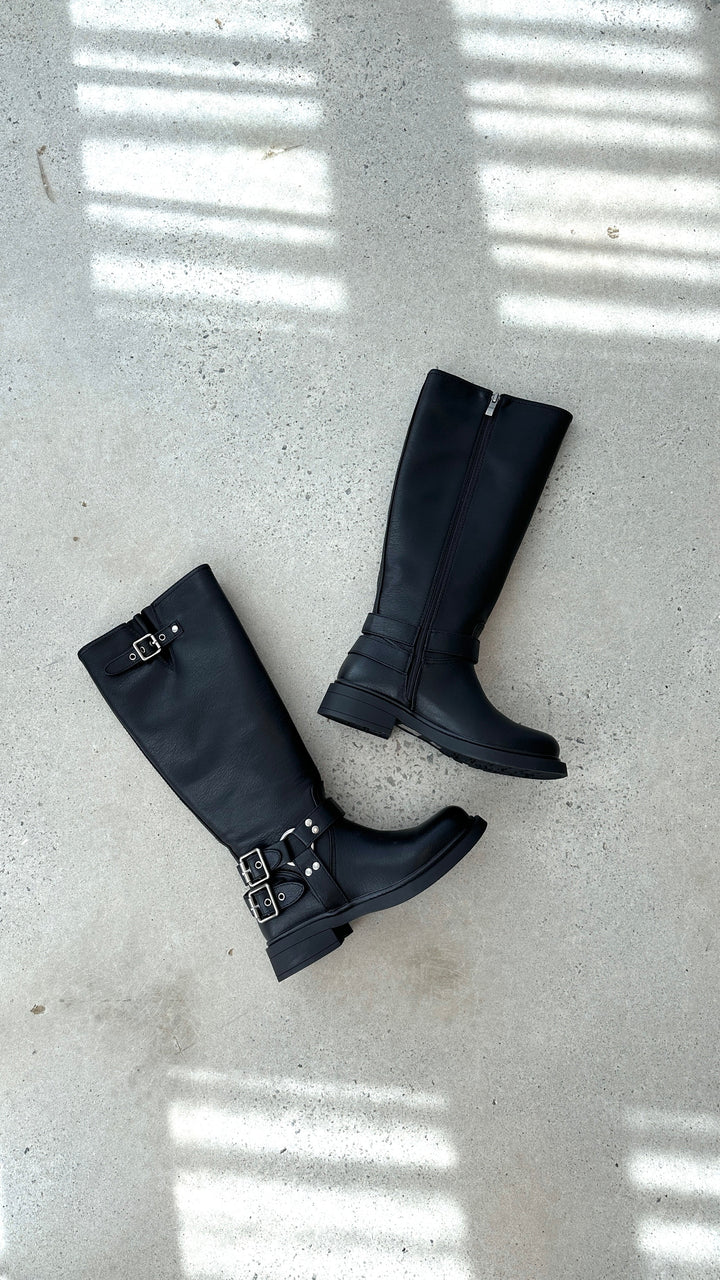 Schwarze Lederstiefel mit Schnallen, Damenmode, Herbst-Winter, stilvoll und robust.