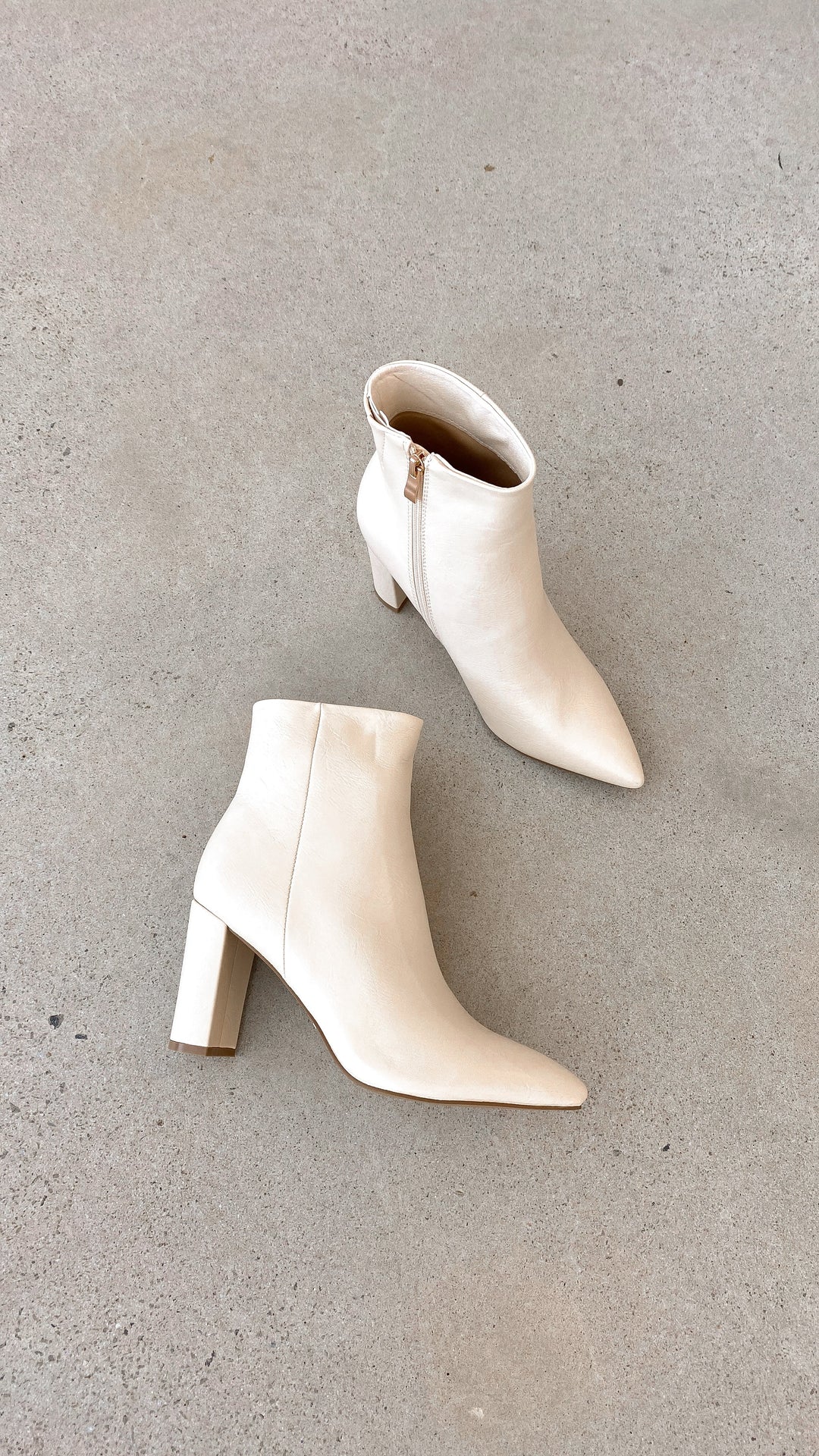 Beige Damen-Stiefeletten mit Absatz, spitz zulaufend, Reißverschluss, elegantes Design, Lederoptik.