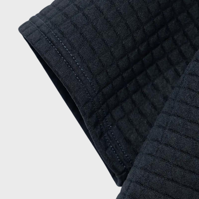 Dunkelblaues Herren-Poloshirt aus Baumwolle, Nahaufnahme, strukturierter Stoff, modisch.