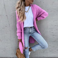 Frau in rosa Strickjacke, weiße Bluse, zerrissene Jeans, braune Tasche, lässiger Stil.