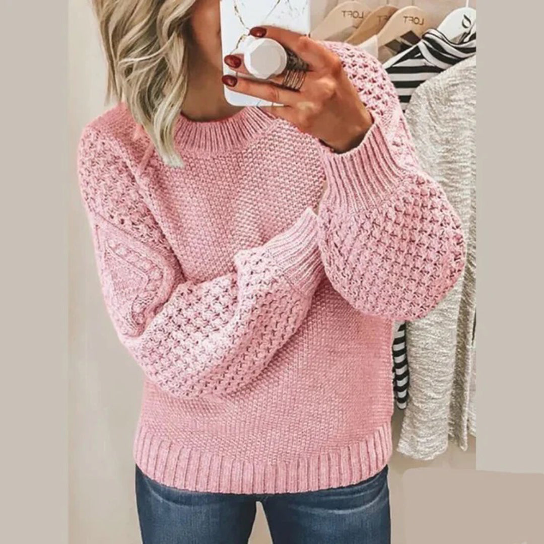 Frau in rosa Strickpullover, Zopfmuster, modisch, gemütlich, Herbstmode, Selfie im Spiegel.
