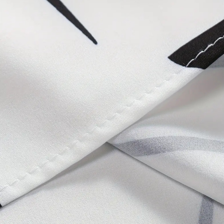 Nahaufnahme weißer Stoff mit schwarzem geometrischem Muster, Polyester, Textil, Mode.