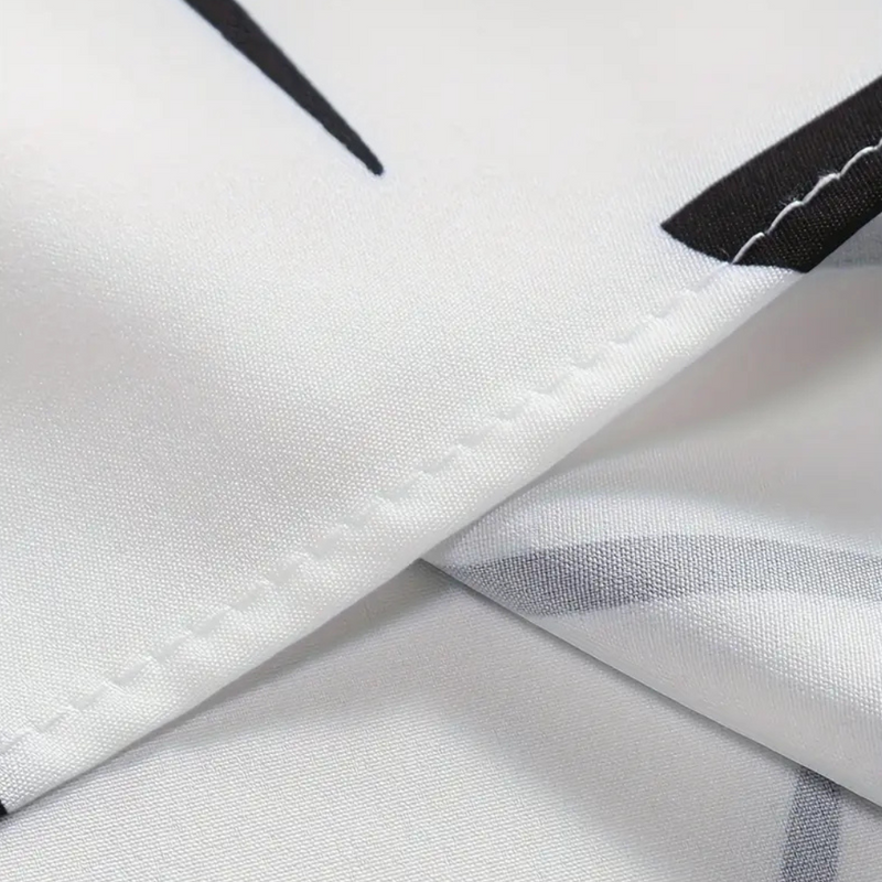 Nahaufnahme weißer Stoff mit schwarzem geometrischem Muster, Polyester, Textil, Mode.