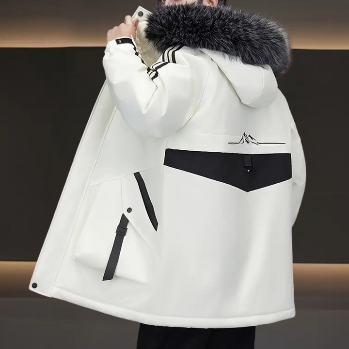 Weiße Winterjacke mit Kunstpelzkapuze, schwarzem Streifenmuster, Herrenmode, warm, stylisch.
