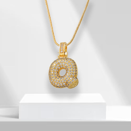 Goldene Buchstaben-Halskette mit Strasssteinen, elegantes Schmuckdesign, Geschenkidee.