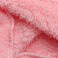 Rosa Plüschstoff, weiches Fleece-Material, Nahaufnahme, Textur, ideal für Decken und Kleidung.