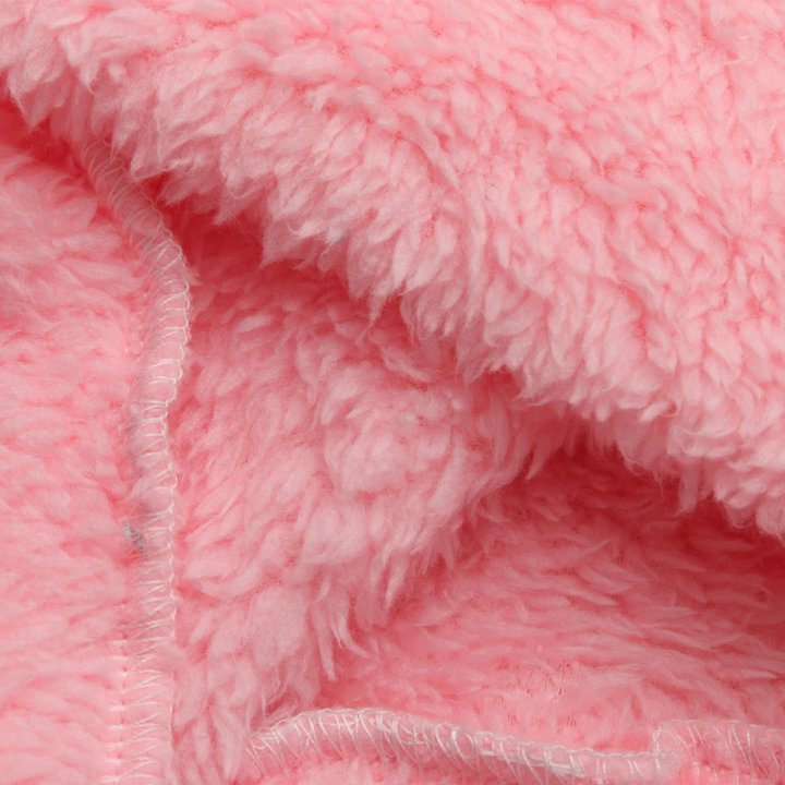 Rosa Plüschstoff, weiches Fleece-Material, Nahaufnahme, Textur, ideal für Decken und Kleidung.