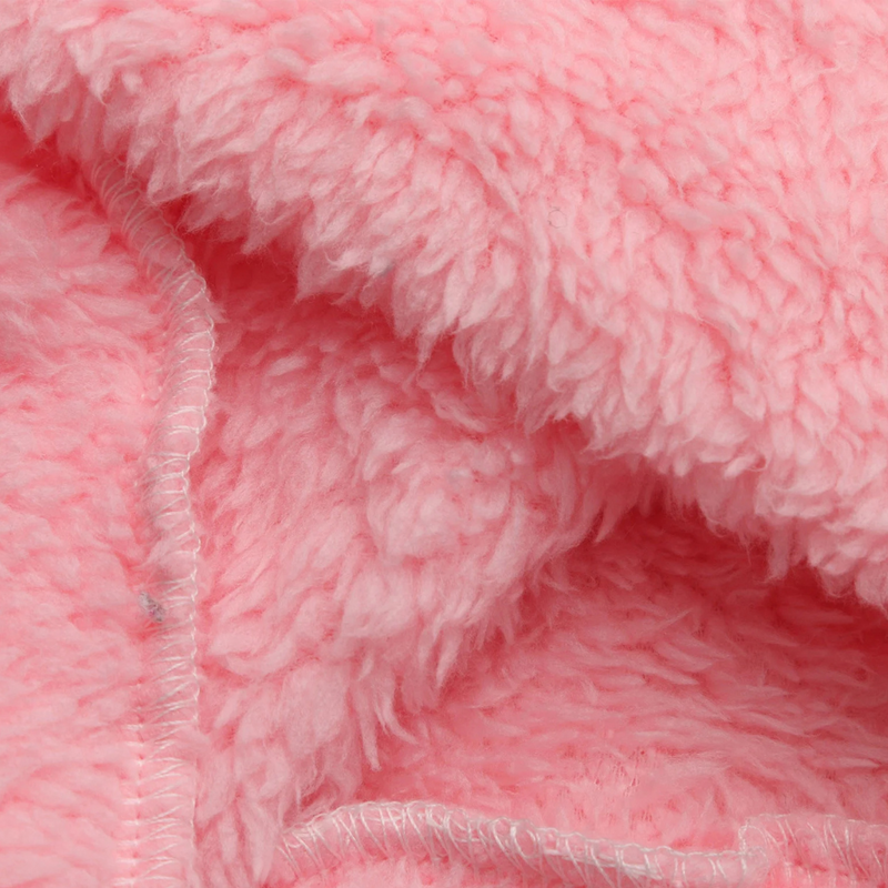 Rosa Plüschstoff, weiches Fleece-Material, Nahaufnahme, Textur, ideal für Decken und Kleidung.